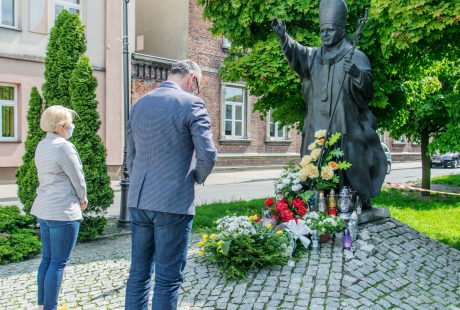 Na zdjęciu prezydent Konrad Pokora i sekretarz miasta Izabela Dobrowolska pod pomnikiem Jana Pawła drugiego
