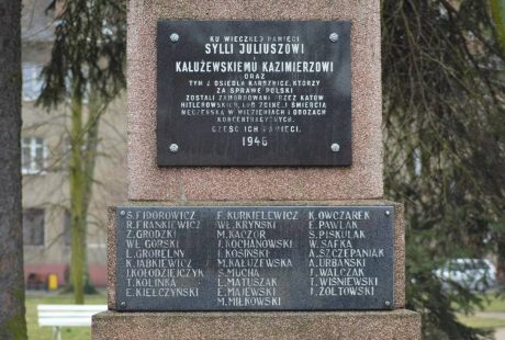 Zdjęcie tablicy na pomniku karsznickich bohaterów
