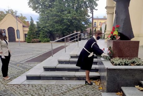 Joanna Jarosławska składa kwiaty pod pomnikiem świętego Maksymiliana Marii Kolbego