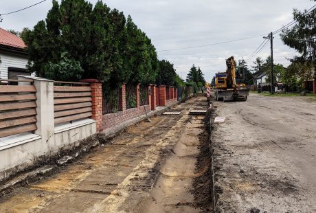 Na zdjęciu prace ziemne związane w budową kanalizacji w ulicy Borowej