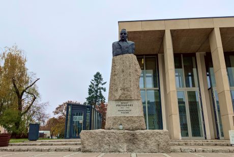 Pomnik Józefa Piłsudskiego na Placu Wolności w Zduńskiej Woli.