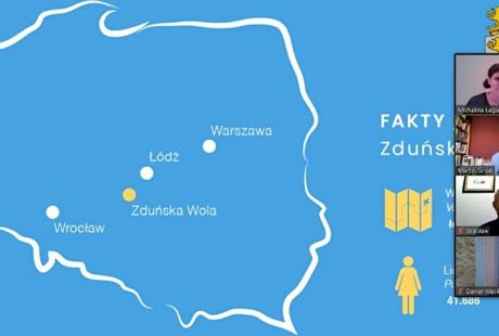 Na niebieskiej planszy widać kontury Polski z zaznaczoną Zduńską Wolą oraz jedno pod drugim zdjęcia czterech osób.