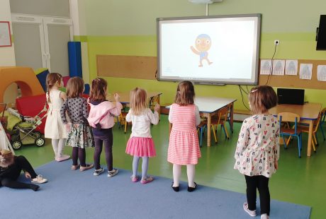 Na zdjęciu przedszkolaki podczas zajęć dydaktycznych z użyciem tablicy interaktywnej.