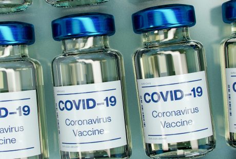 Ułożone równo w rzędzie fiolki ze szczepionką na COVID-19