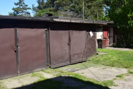 Stare garaże do rozbiórki