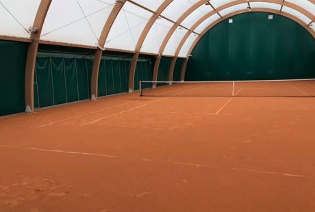 Namiotowa hala tenisowa - widok wewnątrz