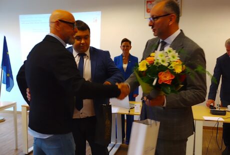 Prezydent Konrad Pokora wręcza kwiaty prezesowi Romualdowi Bosakowskiemu