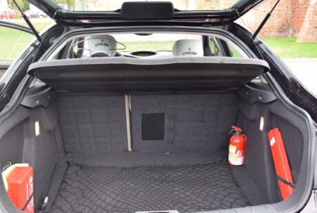 Samochód Citroen C5 - widok na otwarty bagażnik