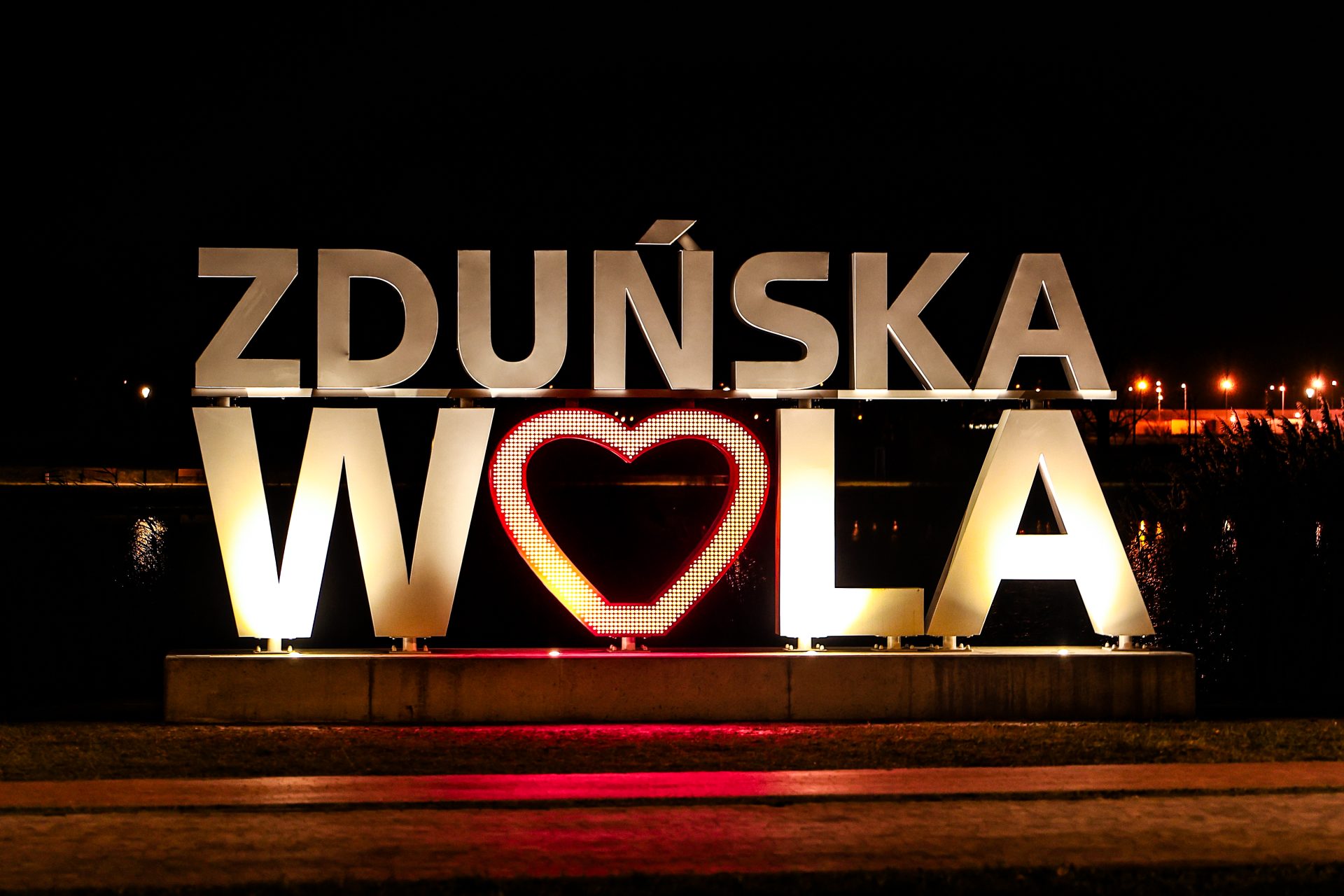 Napis promujący Zduńską Wolę nad Kępiną